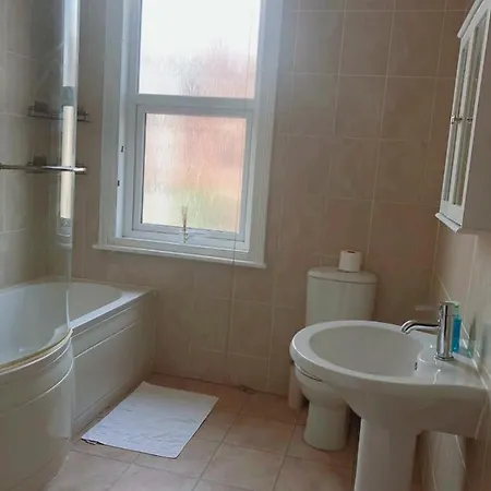 Semesterbostad Spacious 3 Bedroom House Sleep 6 *