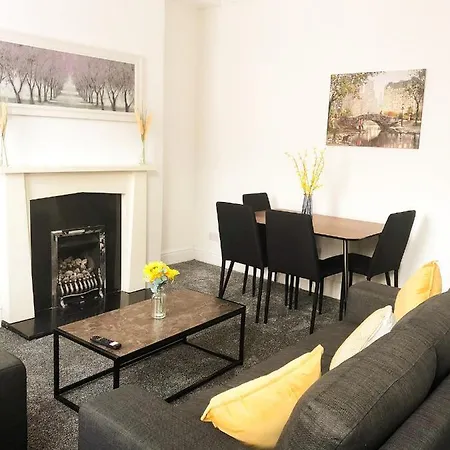 Spacious 3 Bedroom House Sleep 6