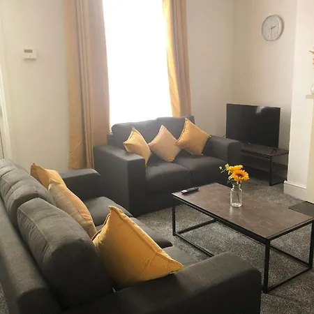 Spacious 3 Bedroom House Sleep 6